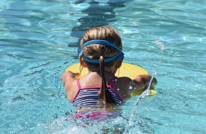 Czy warto zainwestować w naukę pływania dla dzieci?